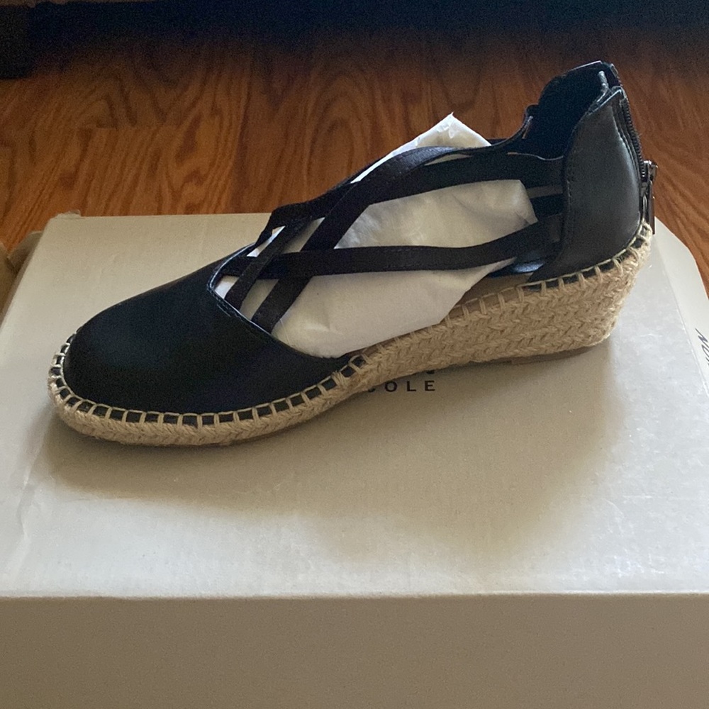 Kenneth Cole Reaction Sandals 👡🌺